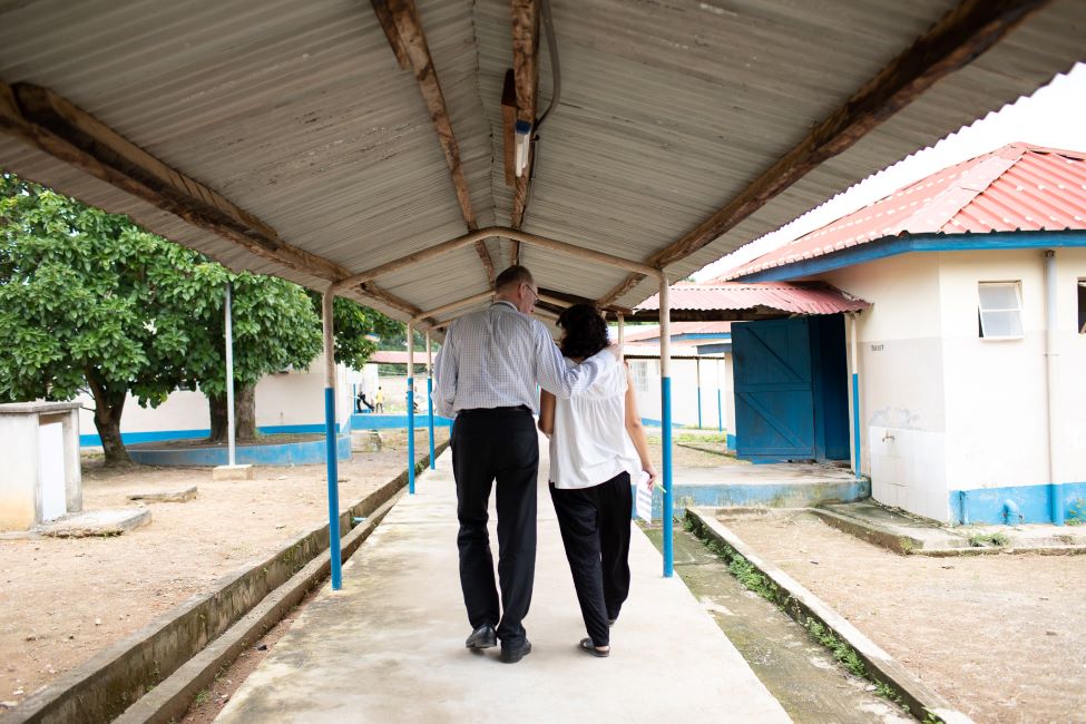 Drs. Farmer and Rodríguez walk from department to department, ward to ward, to visit and diagnose patients.