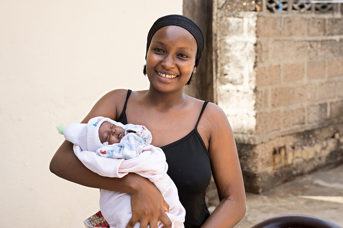 Bintu Jalloh holds her baby girl