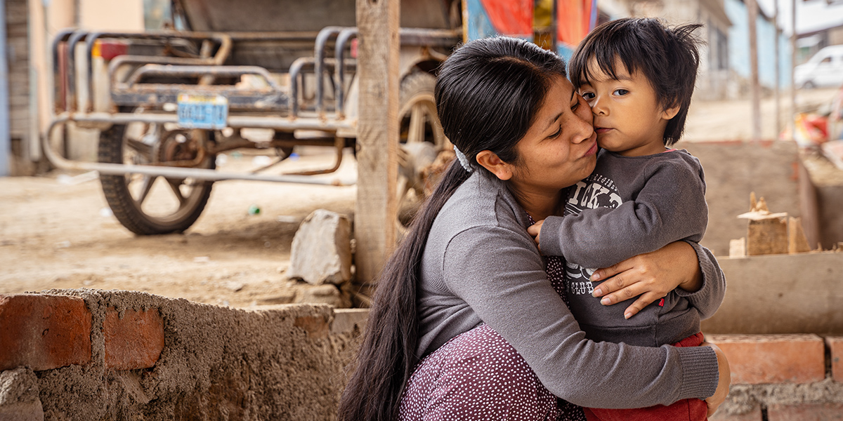 Mother with child in Peru