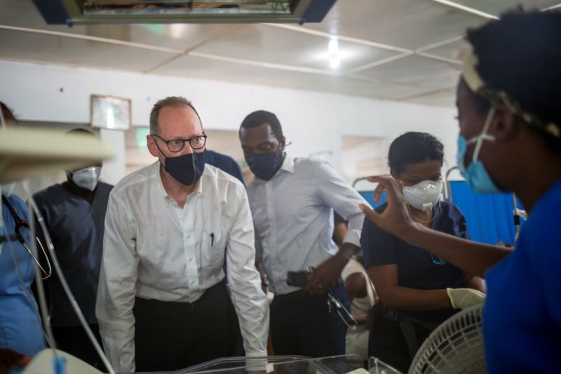 Paul Farmer consults on an earthquake survivor's case in southern Haiti