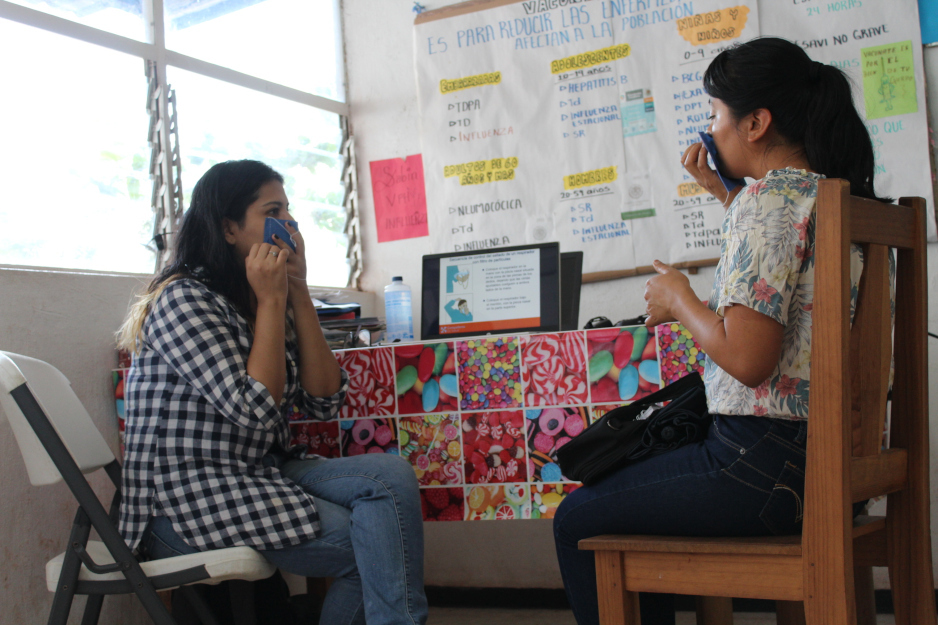 Dr. Doris Altuzar giving training to a nurse on how to manage triage areas in the clinic of the community of Honduras.