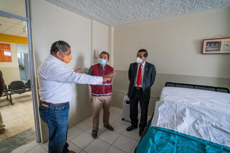 Dr. Leonid Lecca (left), executive director of Socios En Salud, with Ruperto Dueñas (right), executive director of People's Health of the Regional Health Management of Arequipa. Photo by Jose Luis Diaz / Partners In Health.