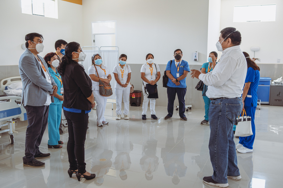 Dr. Marco Tovar, medical director of Socios En Salud, speaks with staff at the oxygen center in Florencia de Mora.