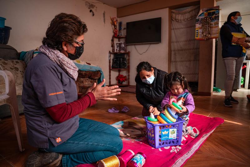 María Berrocal evaluates Yeretzi's skills during a home visit. Photo by Monica Mendoza / Partners In Health.