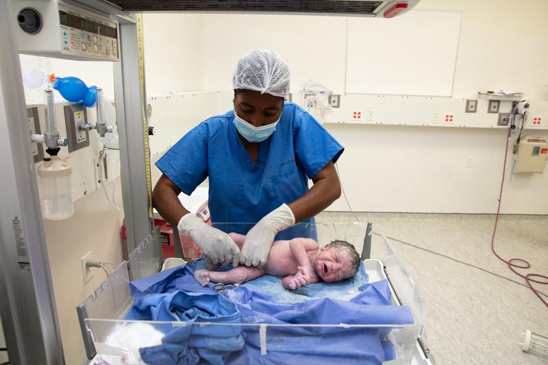 Noel Hermitha, 38 years old, from Port-au-Prince gives birth via a C-section, her second child. Hopital Universitaire de Mirebalais (HUM) in Mirebalais, Haiti, on March 23, 2023. Photos by Nadia Todres for PIH.