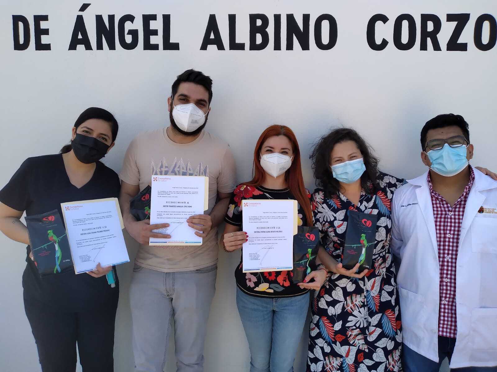 Andrea Jiménez stands with the surgery team and the director of the hospital in Jaltenango. From left to right: Susana Polendo, Francisco López, Cynthia Infante, Andrea Jiménez, and César Molina, director of the Ángel Albino Corzo Basic Community Hospital in Jaltenango, Chiapas. Photo courtesy of Compañeros En Salud.
