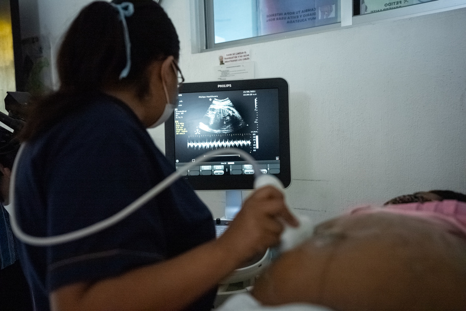 Mónica Alfaro, an obstetric nurse with Compañeros En Salud, gives an ultrasound to Maricruz Morales Hernández, a patient in her third trimester, at Casa Materna. Photo by Caitlin Kleiboer / PIH.
