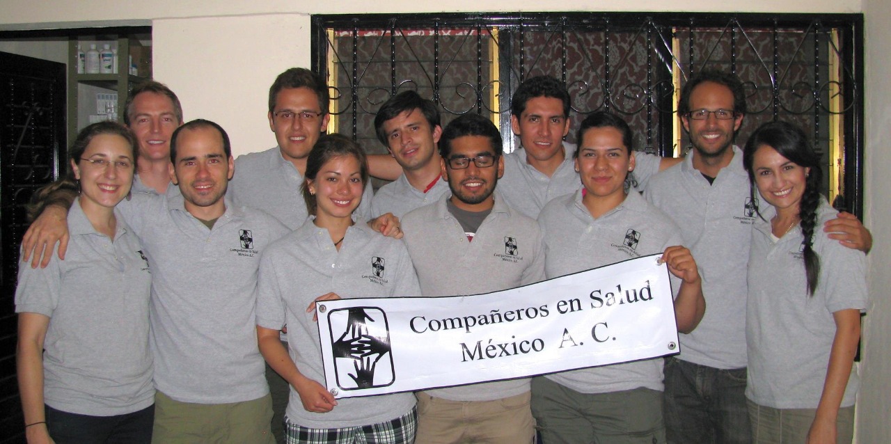 This picture features the second cohort of pasantes, including (front row, from left to right) Lindsay Palazuelos (co-founder), Dr. Daniel Palazuelos (co-founder), Dr. Valeria Macías (pasante at the time of the picture, now executive director), and Dr. Hugo Flores (co-founder). 