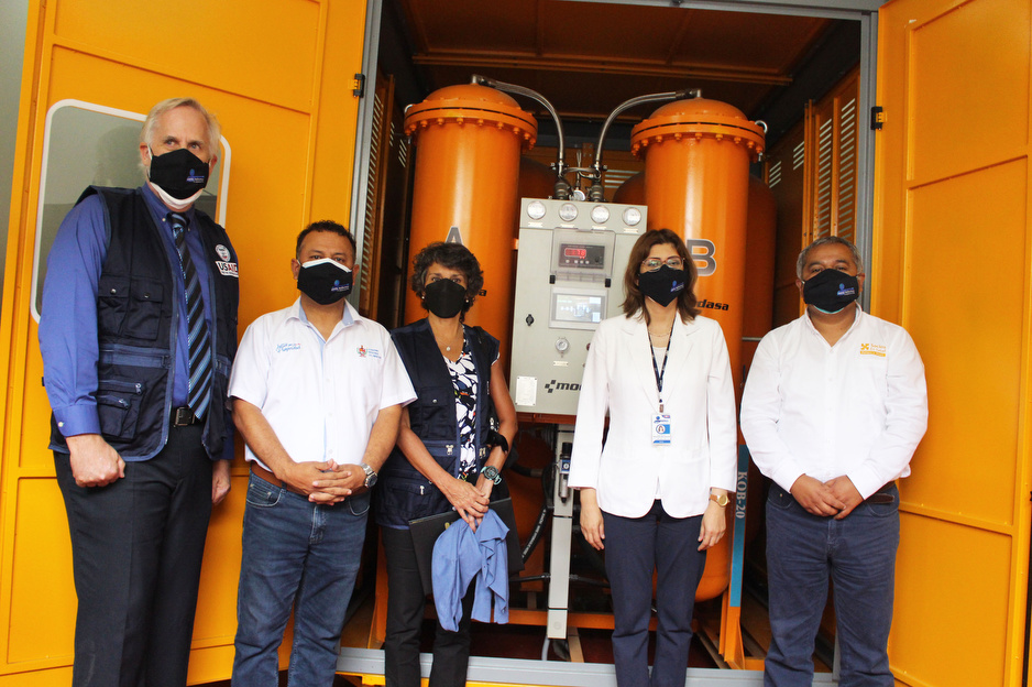 From right to left: Mike Junge of USAID; Ever Cadenillas, regional lieutenant governor of La Libertad; Cecilia Yañez of USAID; Dr. Rosa Karina Hernández of Belén Hospital, and Dr. Leonid Lecca of Socios En Salud stand next to the new oxygen plant.