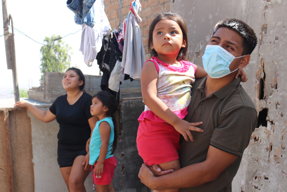 Erick Alarcón with his family. Photo by Melissa Estefany Toledo Soldevilla / Partners In Health.