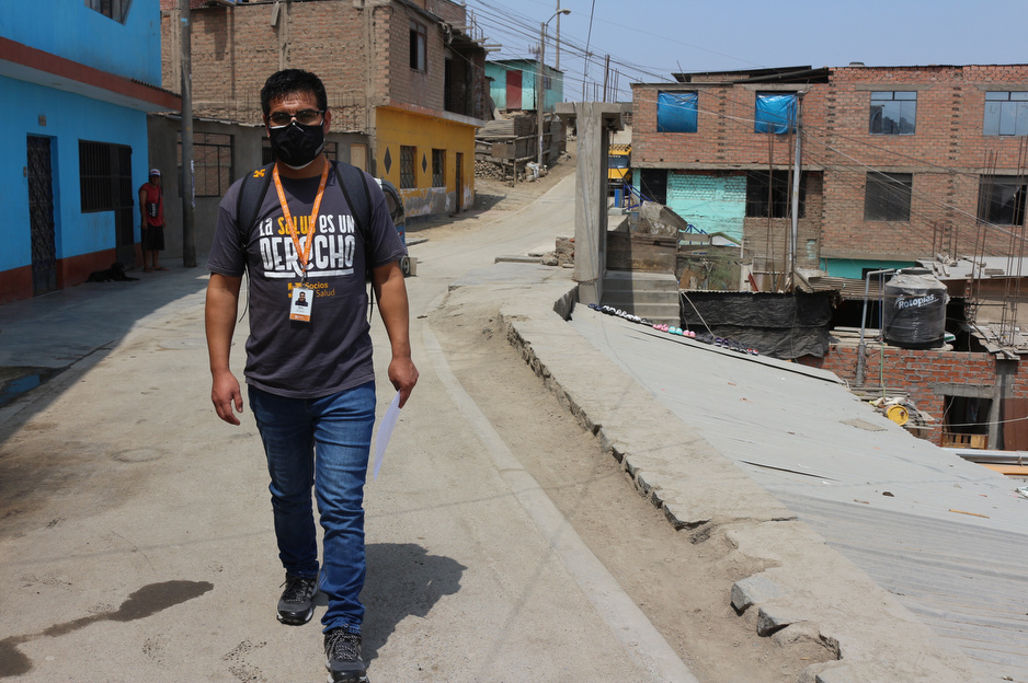 Roli Martin, a psychologist on Socios En Salud's mental health team, walks through the streets of Carabayllo. Photo by Melissa Estefany Toledo Soldevilla / PIH.