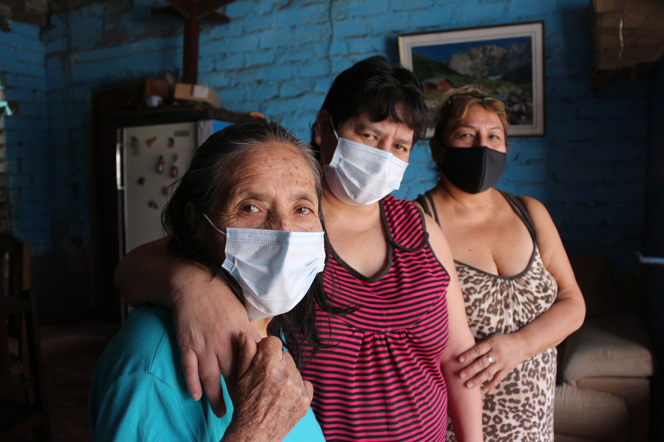 Sonia stands with her mother (left) and sister (right). Photo by Melissa Estefany Toledo Soldevilla / PIH.