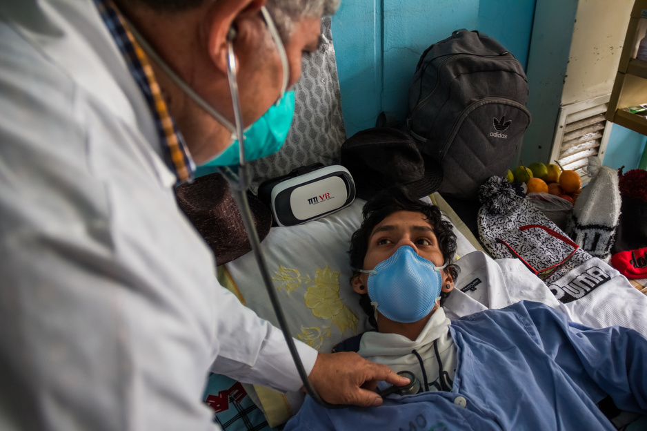 Dr. Epifanio Sánchez, a physician with the Ministry of Health at Sergio E. Bernales National Hospital, tends to a tuberculosis patient in Carabayllo in 2017.