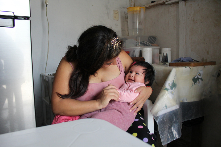 Kathy Morales holds her daughter at the maternity hospital in Lima.