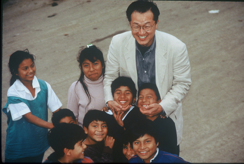 Dr. Jim Yong Kim, PIH co-founder, stands with Peruvian children in Carabayllo, an impoverished community about 20 miles north of Lima.
