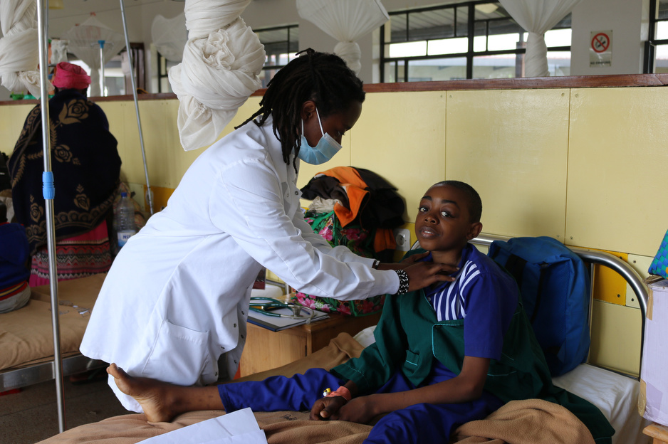 A UGHE student cares for a patient at Butaro District Hospital. Photo courtesy of Ferdinand Dukundimana / Butaro Hospital.