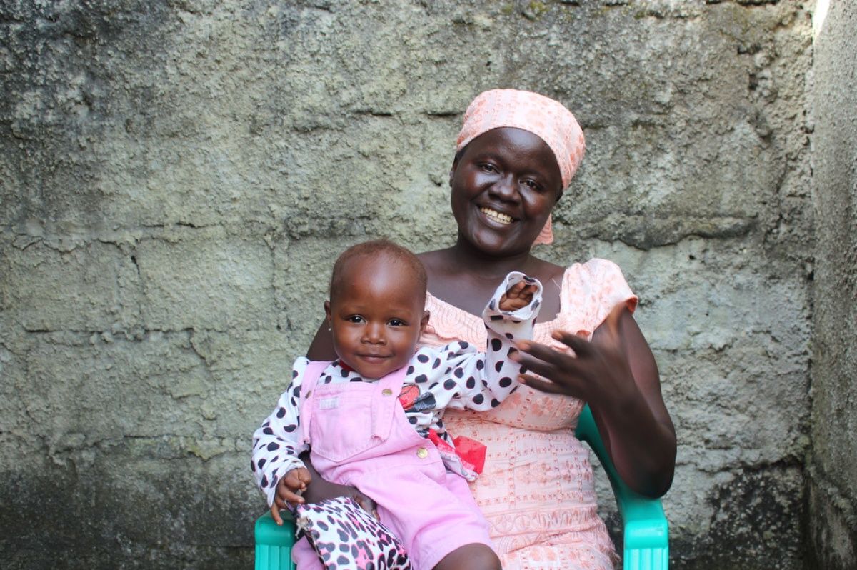 Aminata Kebbie sits with her daughter, Susan, whom she safely delivered at the PIH-supported Koidu Government Hospital.