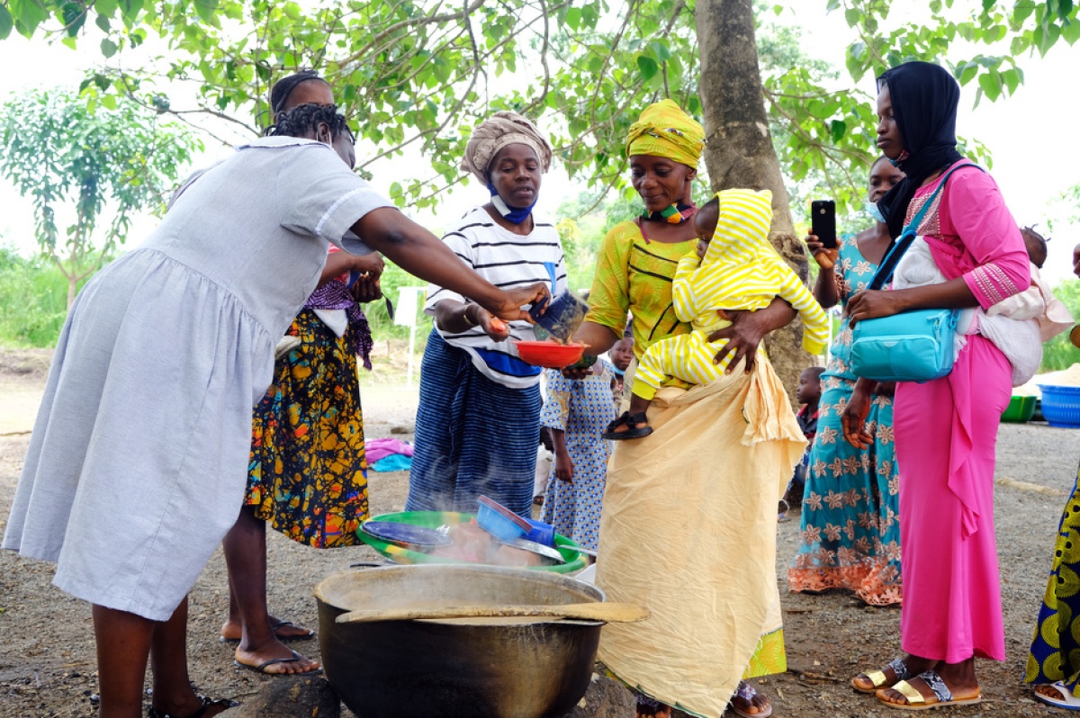 Mothers received Bennimix, a nutritional supplement prepared by PIH Sierra Leone staff as part of the malnutrition program