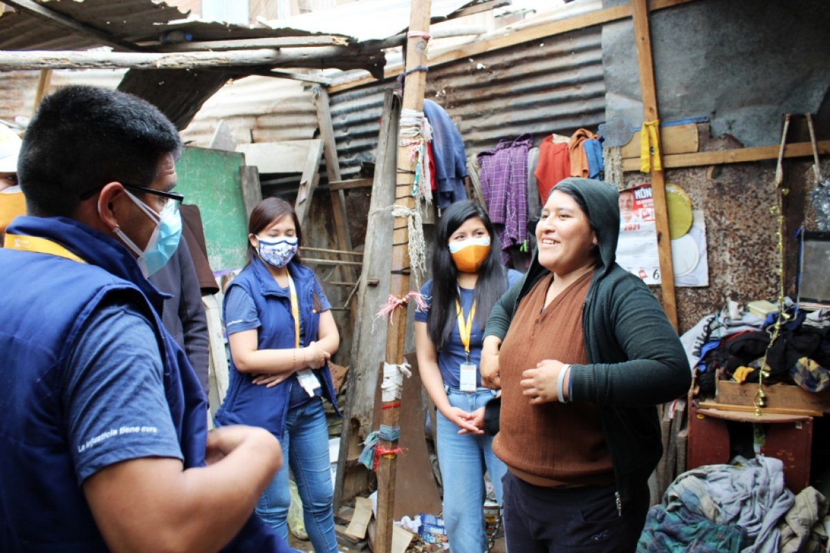 Jessica (right) speaks with health workers from Socios En Salud. Photo by José Luis Diaz Catire / Partners In Health.