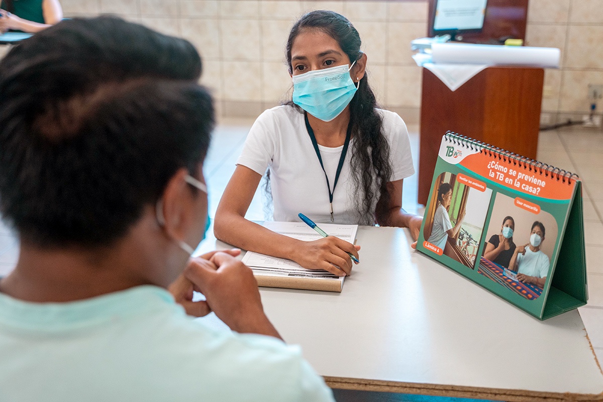 TB peer counsellors Jessica Llerena (right) and Freddy Julca participate in a mock counseling session as part of their training.