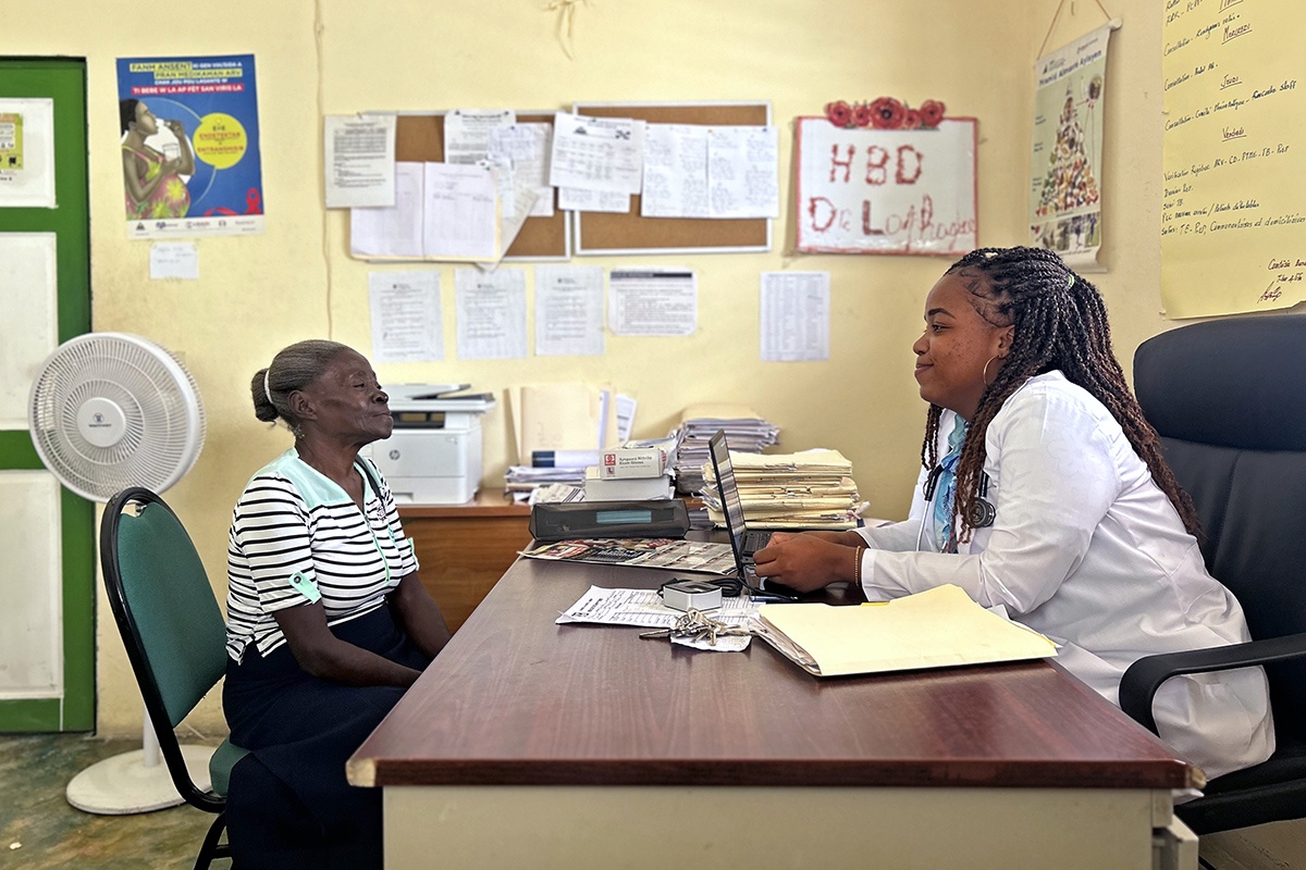 Acefie Théodore (left) sits across a brown desk from Dr. Stéphanie Laphague (right).