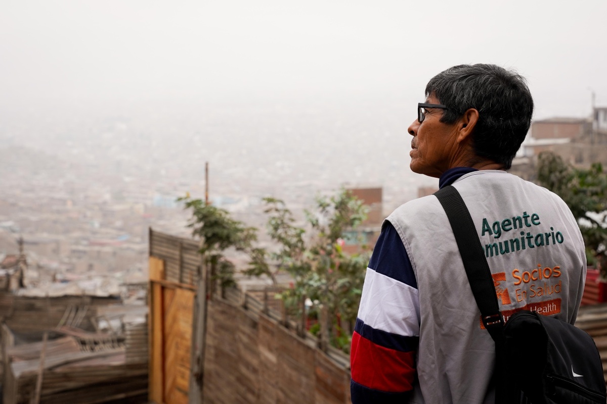 Agentes comunitarios de salud—or community health workers—like Eliazar, are critical to PIH's work in Peru. 