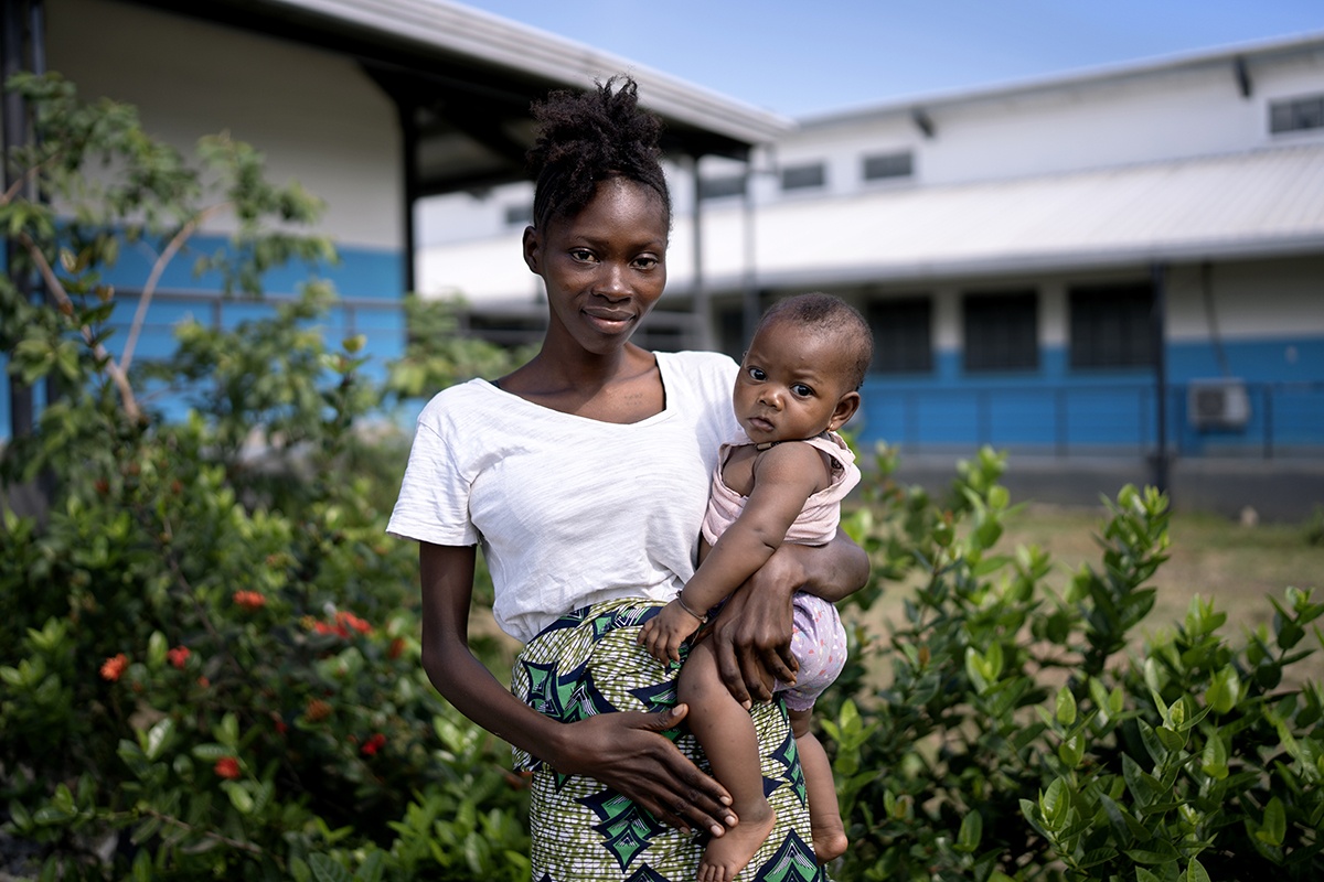 Fatmata Foday holds her baby Bintu