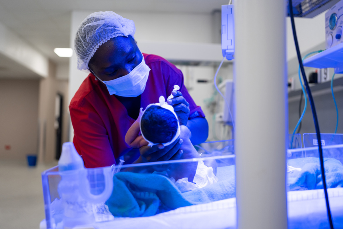 Nursing aid feeds newborn in NICU