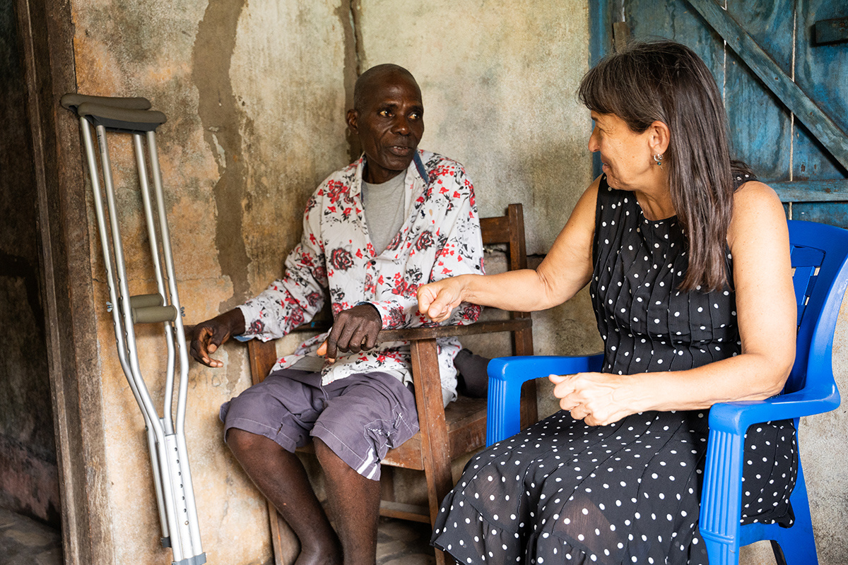 Dr. Joia Mukherjee (right), PIH’s senior clinical and academic advisor, visits with Williams Kennedy (left) at his home in Harper City, Liberia.