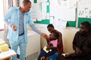 Dorothy Sinkhani receives a cholera vaccination from Laswel Kalawang’oma, Health Surveillance Assistant (HSA) at Dambe Health Centre in rural Malawi.
