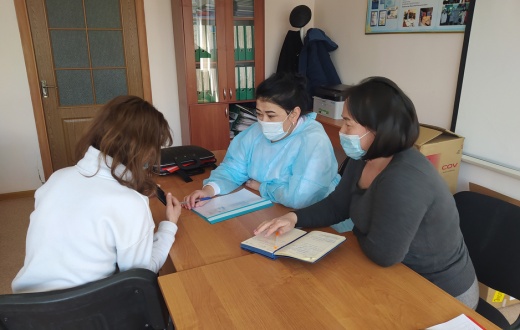 Psychologists conduct mental health sessions with patients living with tuberculosis.