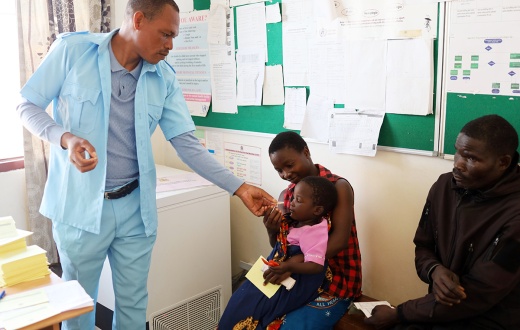 Dorothy Sinkhani receives a cholera vaccination from Laswel Kalawang’oma, Health Surveillance Assistant (HSA) at Dambe Health Centre in rural Malawi.