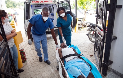 Victims of the August 2021 earthquake in Haiti arrive at Hospital Universitaire de Mirebalais via helicopter air ambulance. 