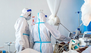 patient with COVID-19 receiving care in ICU