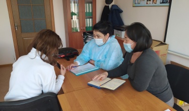Psychologists conduct mental health sessions with patients living with tuberculosis.