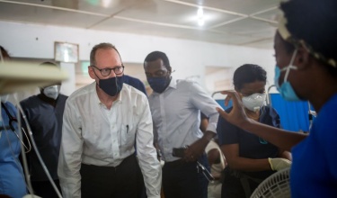 Paul Farmer consults on patient following earthquake in southern Haiti