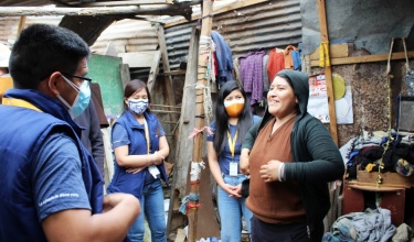 Jessica (right) speaks with health workers from Socios En Salud. Photo by José Luis Diaz Catire / Partners In Health.