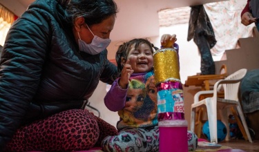 Yeretzy and her mother build a tower