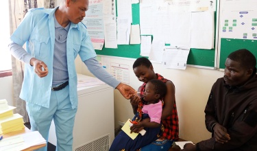 Dorothy Sinkhani receives a cholera vaccination from Laswel Kalawang’oma, Health Surveillance Assistant (HSA) at Dambe Health Centre in rural Malawi.