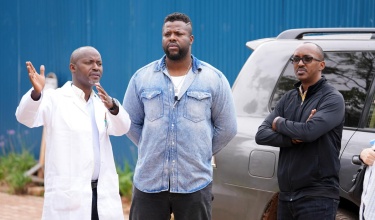 Winston Duke (center) stands with Dr. Cyprien Shyirambere (left), Butaro District program director at Inshuti Mu Buzima and Dr. Joel Mubiligi (right), executive director of Inshuti Mu Buzima.
